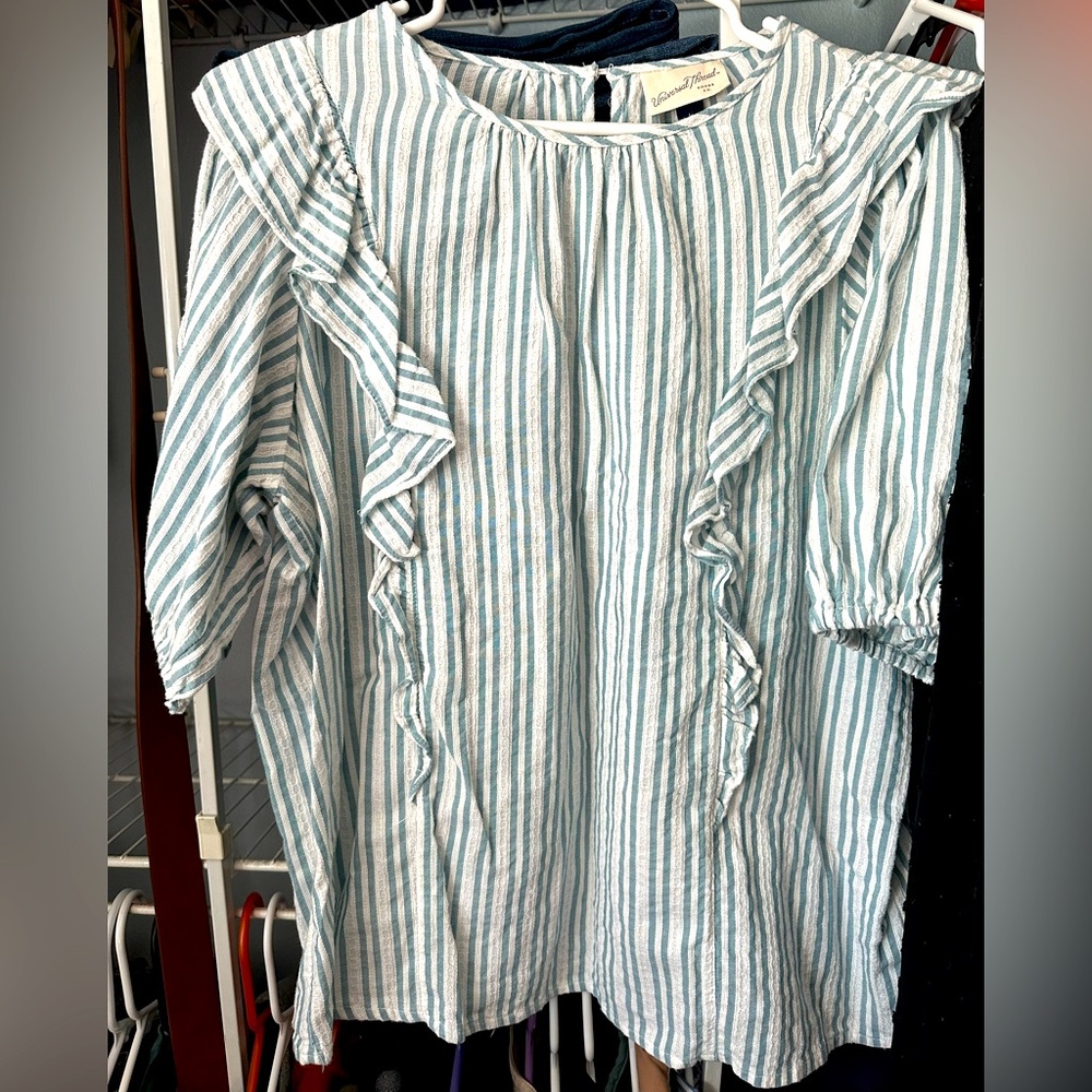 Universal Tread
White/light blue stripe blouse
long sleeve
Like-new condition
